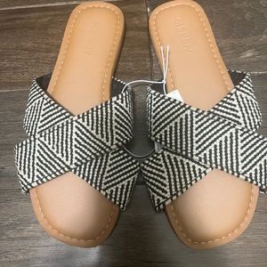 Old Navy Black/Cream Woven Sandals